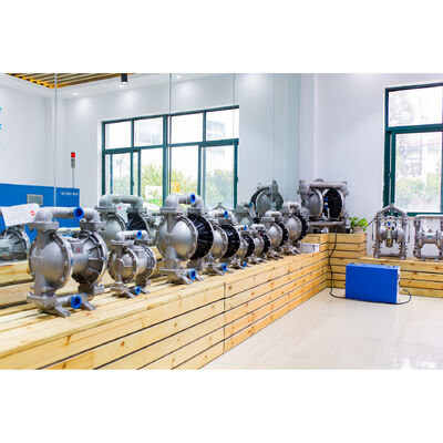 Pompa a diaframma pneumatica in materiale PP con pressione massima di 120 psi e flusso massimo di 40 gpm
